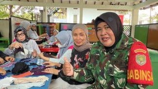 Antisipasi Dampak Abu Vulkanik, Korem 051 Wijayakarta dan Warga Produksi Masker dan Bagikan ke Pengendara