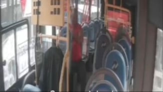Terekam CCTV Ambil Laptop dan iPad di Bus Transjakarta, Pria Berbaju Merah Ini Diburu Polisi