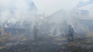 Babinsa Korem 051/Wijayakarta dan Damkar Berjibaku di Tengah Kobaran Api, Selamatkan Permukiman Warga dari Kebakaran