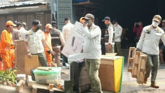 33 Lapak PKL di Trotoar Kebayoran Lama Ditertibkan, 75 Personel Gabungan Dikerahkan