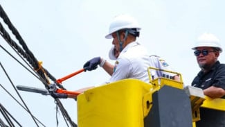 Kabel Fiber Optik Menjuntai Bikin Resah, Jaktim Bergerak Bersihkan 792 Meter