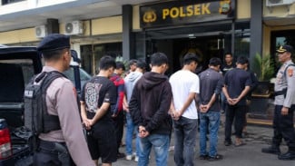 Polisi Gerebek 2 Lokasi Rawan Tawuran di Jaktim, 18 Pemuda Diamankan Tengah Malam