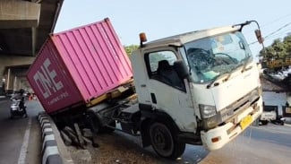 Diduga Sopir Mengantuk, Truk Kontainer Muatan 15 Ton Terperosok di Cakung