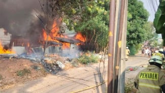 Kebakaran Hanguskan Rumah di Cakung, 40 Personel Gulkarmat Jaktim Diterjunkan