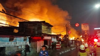 24 Mobil Damkar Dikerahkan, Babinsa Korem 051/Wijayakarta Sigap Tangani Kebakaran di Kebayoran Lama
