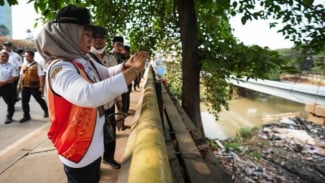 Jakbar Siap Keruk Sedimen Kali Angke, Bangunan di Lahan Aset Bakal Ditertibkan