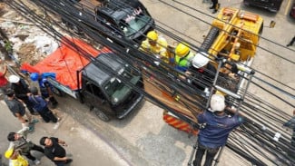11 Kabel Utilitas Tak Terpakai Diputus, Penataan Kabel Semrawut di Duren Tiga Dimulai