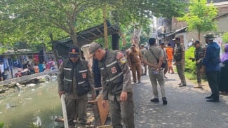 Bantaran Kali Irigasi Kapuk Jakbar Dipenuhi Lapak Liar, 10 Bangunan Akhirnya Dibongkar Petugas