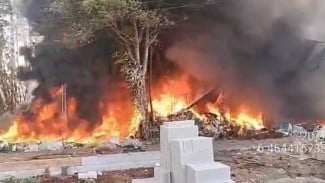 Aksi Cepat Tanggap! Anggota Babinsa Korem 051 Wijayakarta Berhasil Padamkan Kebakaran Lapak Barang Bekas di Tajurhalang