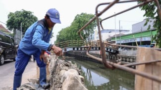 Pagar Pinggir Kali Hitam Ambruk Ditabrak Truk, Jakarta Pusat Ganti dengan Turap Batu Kali