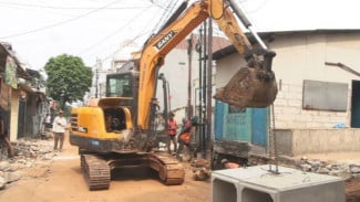 Grogol Selatan Kerap Tergenang saat Hujan, Saluran Air Sepanjang 407 Meter Kini Dibongkar