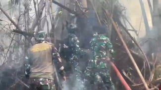 TNI, Polri, BNPB, dan BMKG Berjibaku Padamkan Karhutla di Papua, Operasi Dilakukan Siang dan Malam