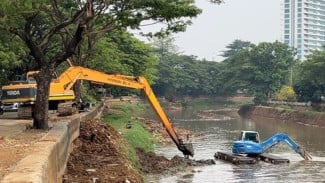 Enam Kali di Jakarta Barat Dikeruk, Upaya Cegah Banjir Jelang Musim Hujan