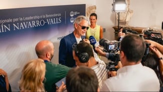 Andrea Bocelli Bawa Pesan Perdamaian ke Borobudur, Targetkan Donasi 100.000 Sepatu