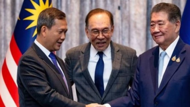 Perdana Menteri Malaysia Anwar Ibrahim (tengah).