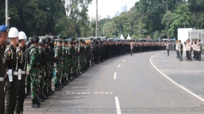 Personel gabungan saat mengikuti apel di kawasan GBK Jakarta.