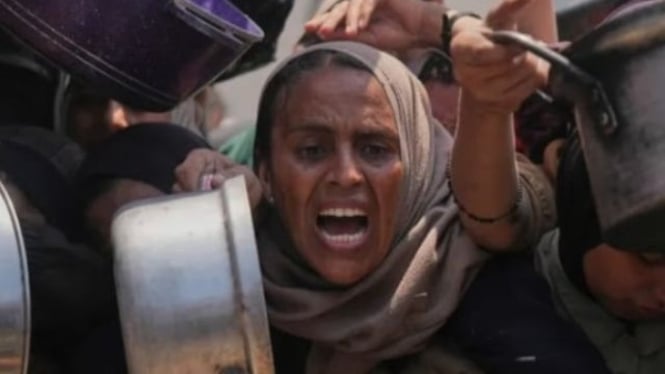 Warga Palestina berjuang mendapatkan bantuan makanan di Kota Gaza.
