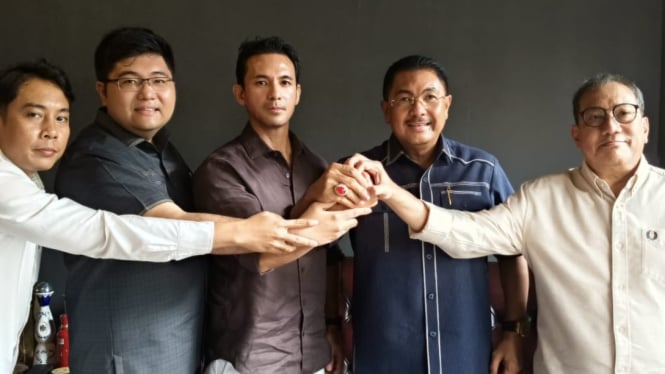 warga negara Filipina, Daniel Uy Tan (tengah) bersama Tim Kuasa Hukum