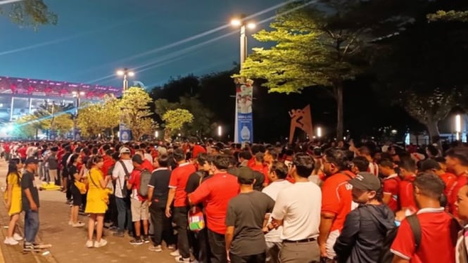 Ribuan pendukung Timnas Indonesia antre masuk stadion GBK