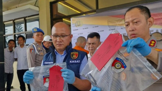 Kapolres Sumedang AKBP Sandityo (kanan) saat rilis kasus.