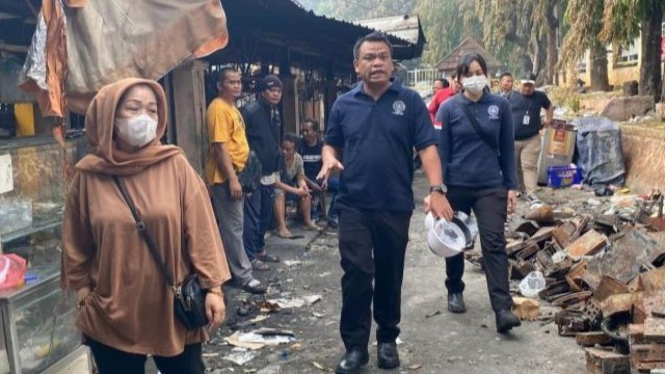 Petugas datangi lokasi Pasar Taman Puring yang terbakar.