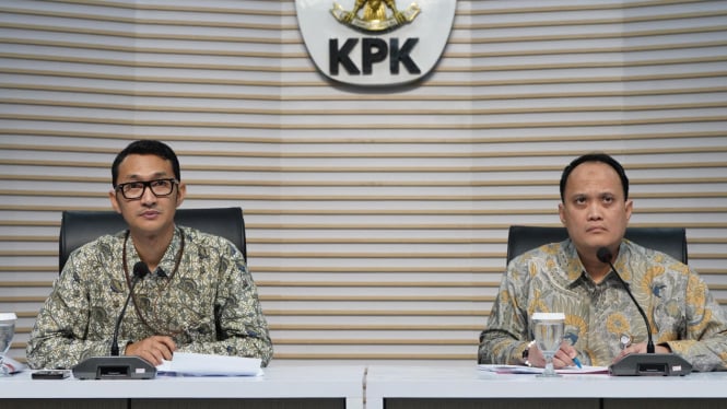 Juru Bicara KPK Budi Prasetyo (kiri)