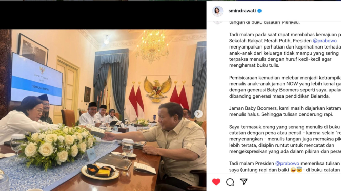 Menkeu Sri Mulyani Serahkan Buku Catatannya ke Prabowo