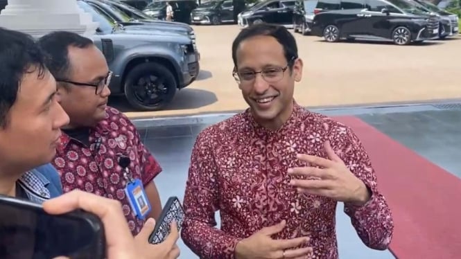 Mendikbudristek Nadiem Makarim di halaman Istana Kepresidenan Jakarta.