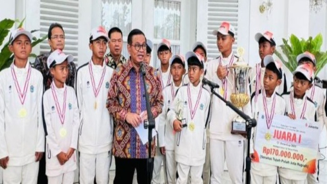 Gubernur Jakarta Pramono Anung menerima Tim Sepak Bola Remaja DKI