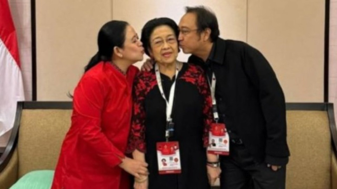 Ketua Umum PDIP Megawati Soekarnoputri (tengah).