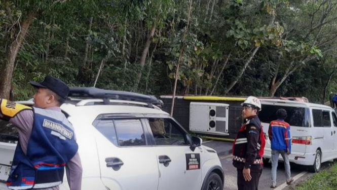 Bus membawa pegawai PLTU kecelakaan di Jalan Raya Pacitan.