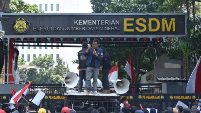 BEM DKJ gelar aksi unjuk rasa di depan Kantor Kementerian ESDM