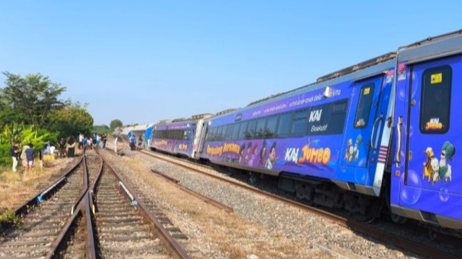 Kereta Api Argo Bromo Anggrek anjlok di Stasiun Pegaden Baru.