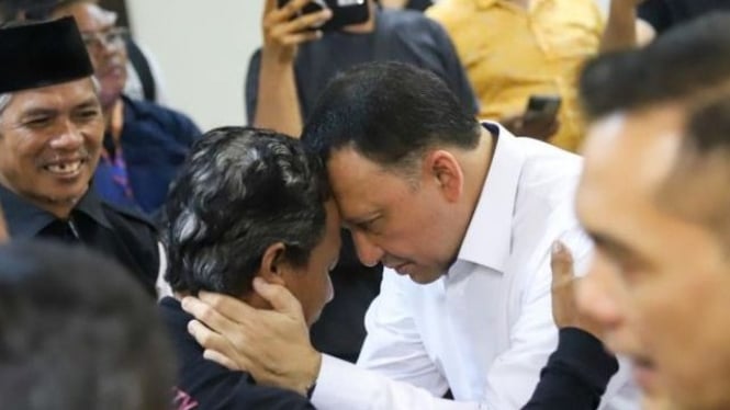 Warga eks Kampung Bayam bersama Wali Kota Jakut Hendra Hidayat