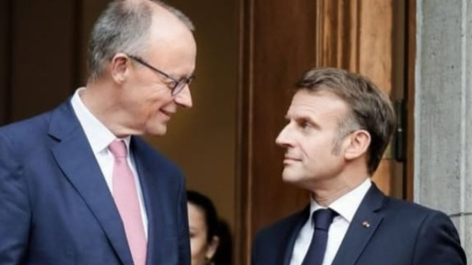 Presiden Prancis Emnanuel Macron (kanan).