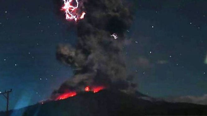 Erupsi Gunung Lewotobi Laki Laki, Sabtu (2/8/2025) dini hari.