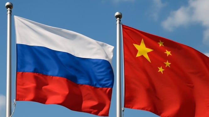 Bendera Rusia dan Bendera China