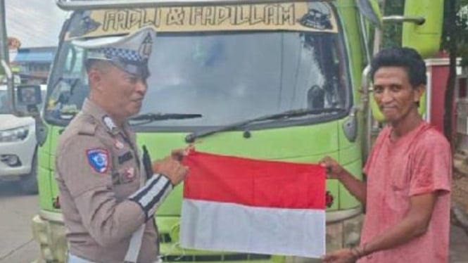 Sopir truk yang kibarkan bendera merah putih.