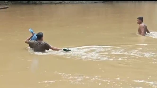 Seorang Penghulu di Pasaman Sumbar Menyeberangi Sungai Nikahkan Warga