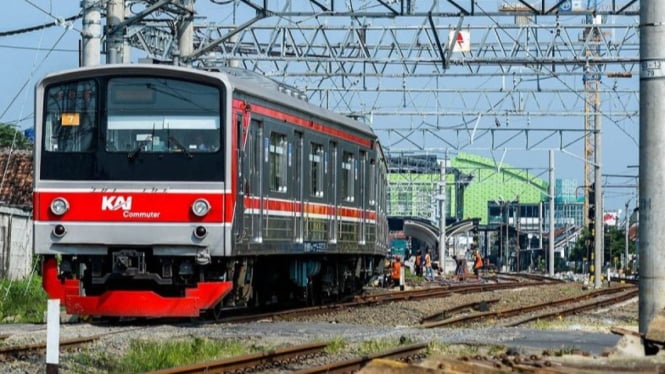 Rangkaian KRL Commuter Line melintas di Rangkasbitung, Lebak, Banten.