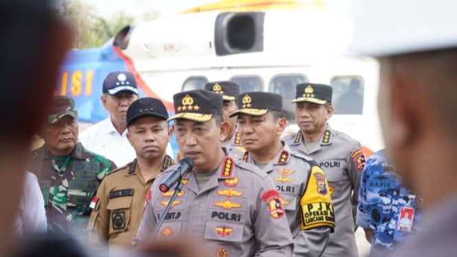 Kapolri Jenderal Pol. Listyo Sigit Prabowo berbicara dengan awak media