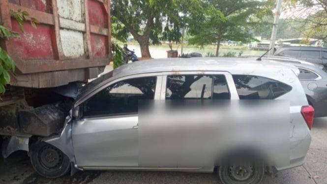 Mobil minibus ringsek menabrak dump truk di kawasan Danau Sunter.