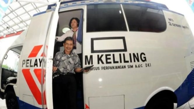 Arsip foto- Seorang warga mengurus perpanjangan SIM.
