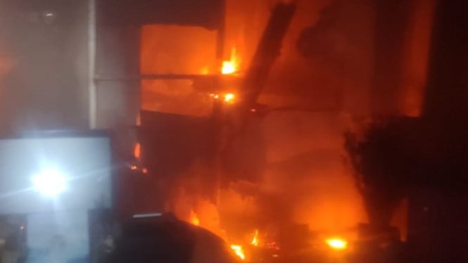 Kebakaran melanda kafe Ruang Kopi Melawai, Jakarta Selatan.