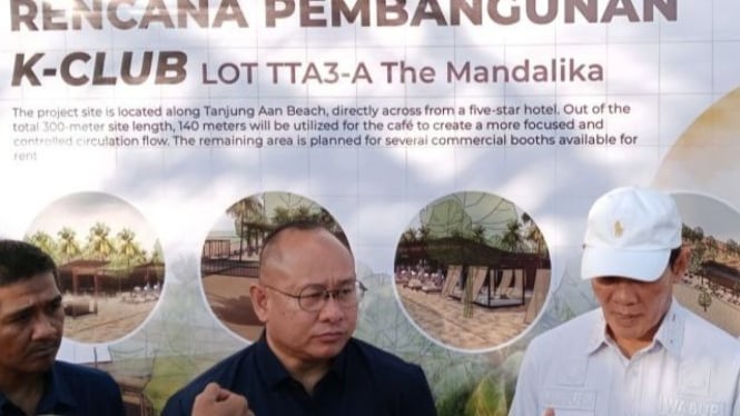 Chairman MotoGP Mandalika 2025 Troy Warokka (tengah).