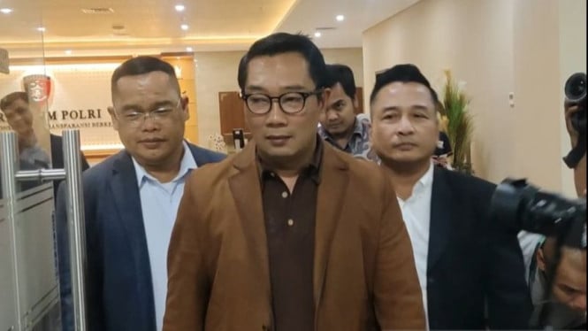 Mantan Gubernur Jawa Barat Ridwan Kamil (tengah).