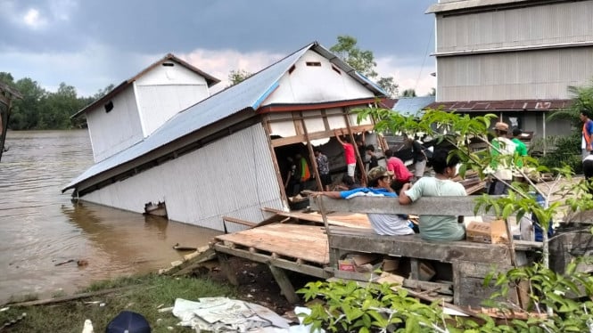Rumah Warga Hancur Akibat Tanah Bergerak Masuk Kedalam Sungai