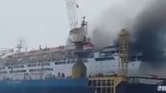 Kapal Dorolonda terbakar di Pelabuhan Tanjung Priok.