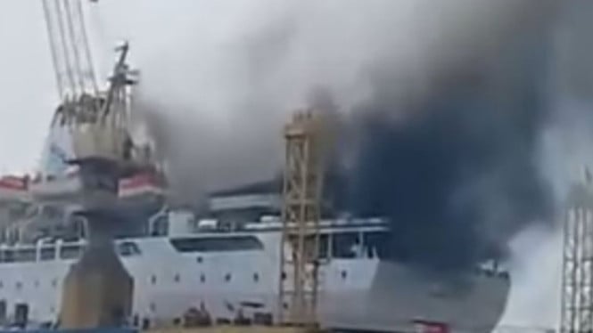 Kapal Dorolonda terbakar di Pelabuhan Tanjung Priok.
