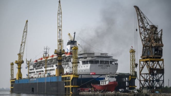 Asap keluar dari Kapal Dorolonda di Pelabuhan Tanjung Priok.